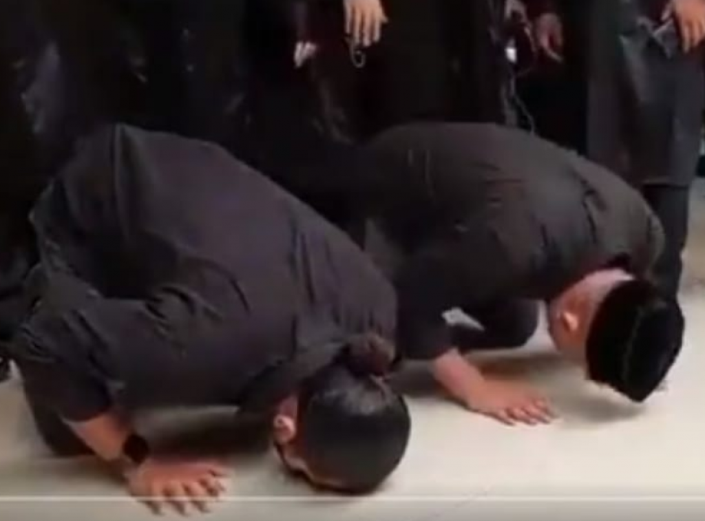 Fikri Ramadhan dan M. Yusmin langsung sujud sukur usai divonis bebas, Jumat (17/3/2022).