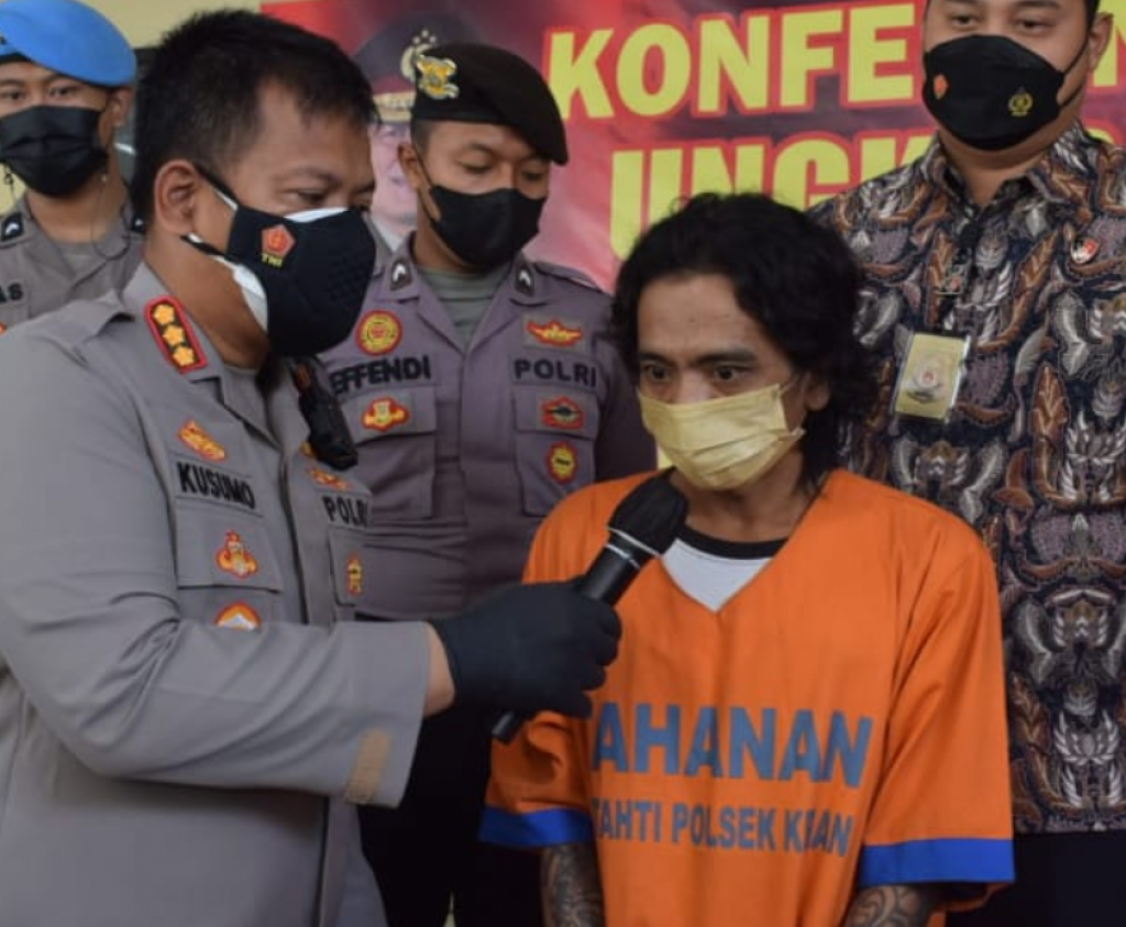 Tersangka saat diinterogasi depan wartawan.