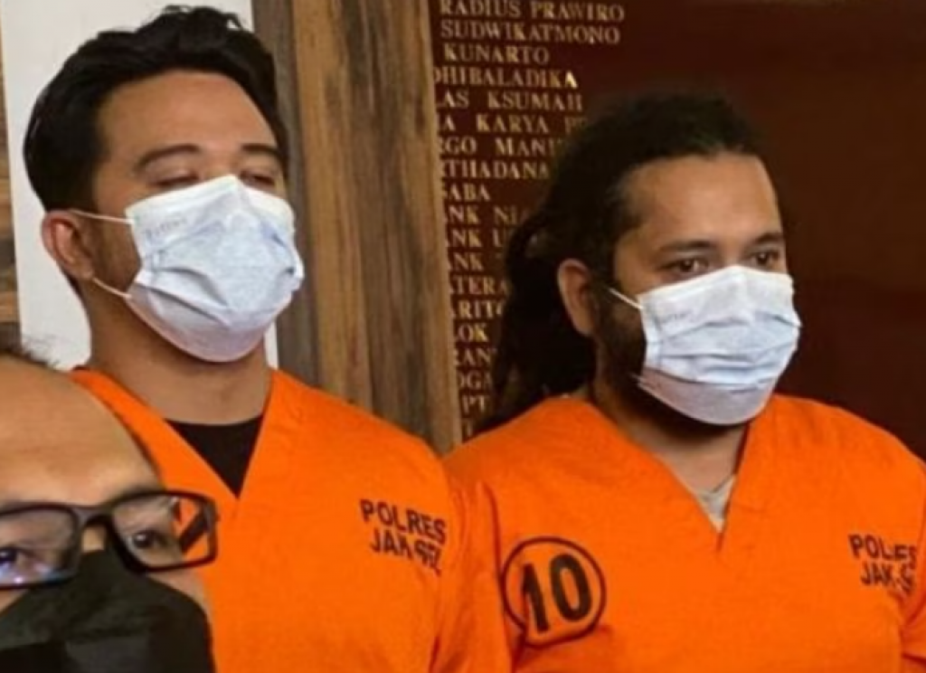 Roby (kiri) saat dipamerkan depan wartawan.