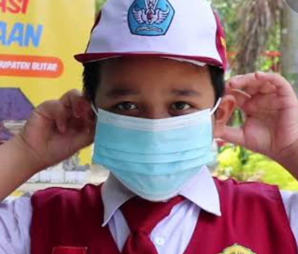Anak harus selalu pakai masker.