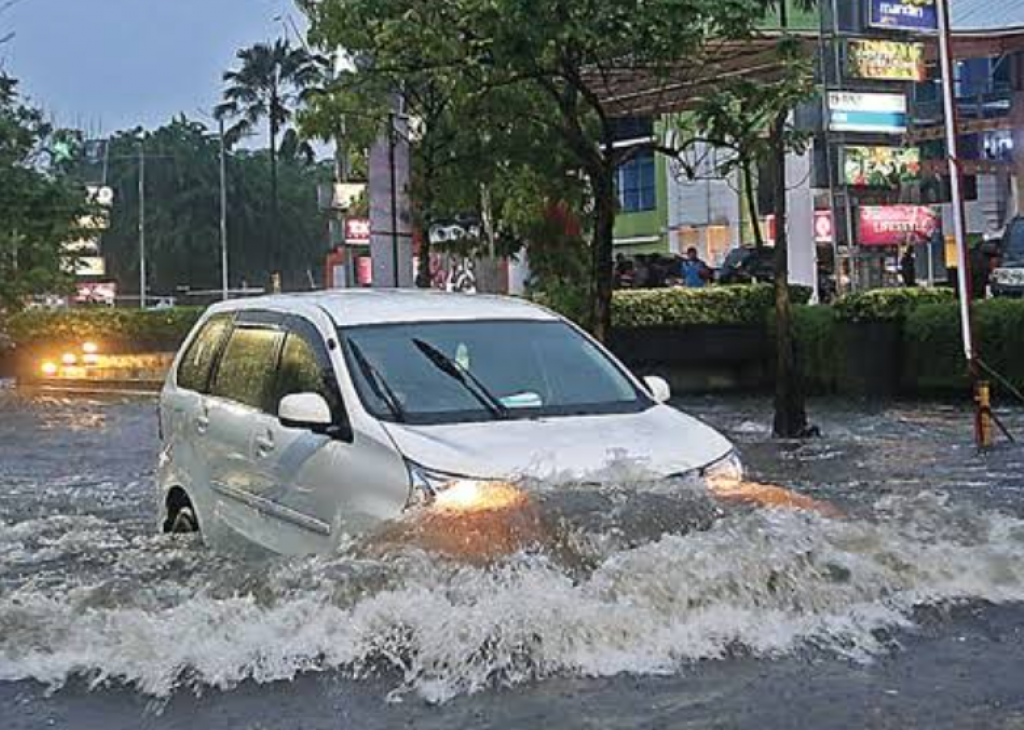 Parahnya banjir di Surabaya.