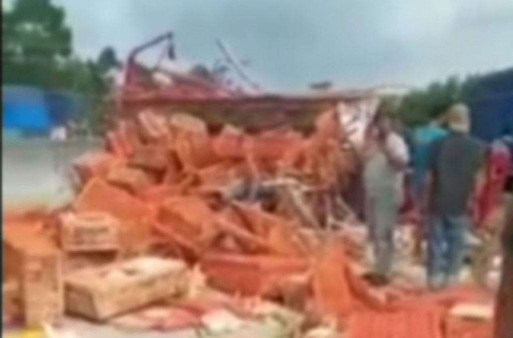 Angkutan truk yang berantakan karena kecelakaan.