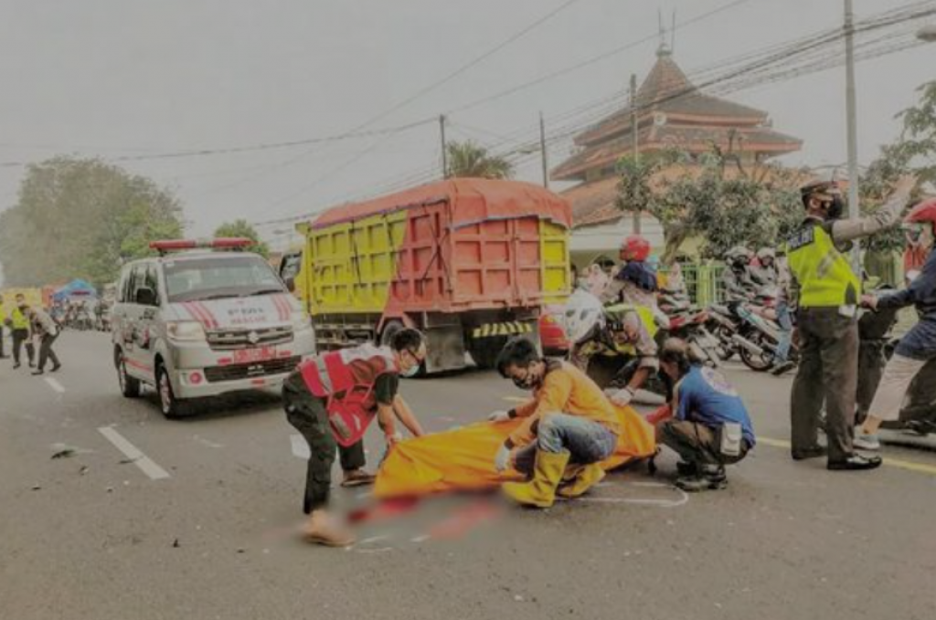 Petugas PMI dibantu relawan mengevakuasi jenazah Tio Sigi Wildan Widana (37), pengendara motor asal Desa Gayaman, Kecamatan Mojoanyar, Mojokerto yang tewas dalam kecelakaan beruntun di Jalan Raya Desa Tawangsari, Kecamatan Bangsal, Kabupaten Mojokerto, Se