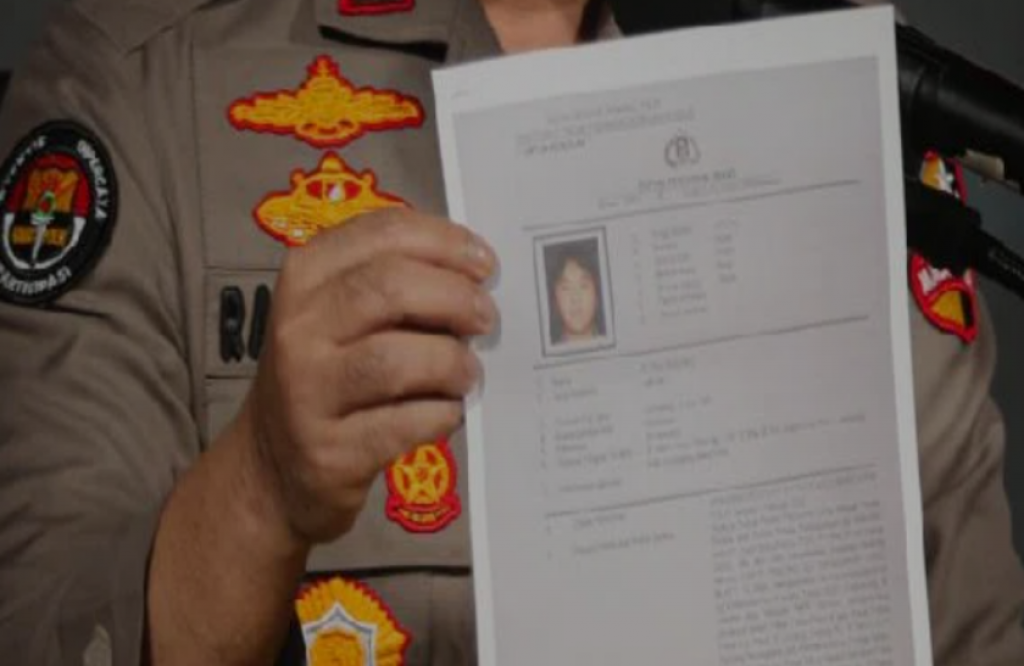 Polisi menunjukkan foto dan identitas Putra Wibowo.