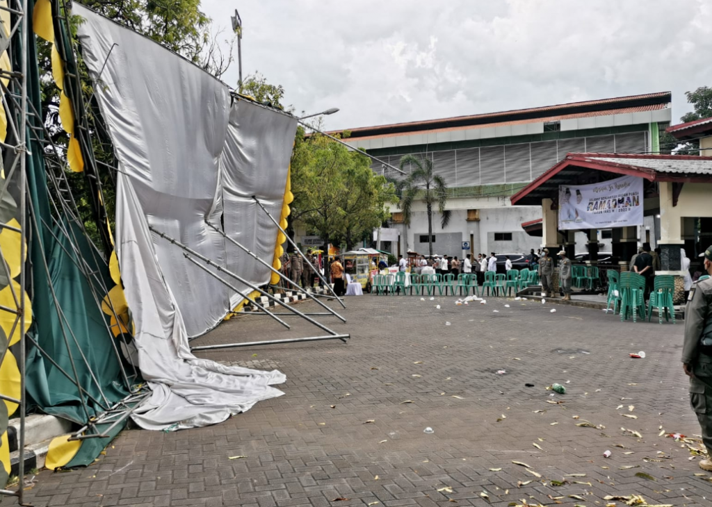 Tenda Safari Ramadhan yang terbalik diterjang angin.