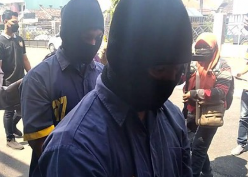 Tersangka pengaiaya bocah Dila Kartasura hingga tewas. Polisi mengungkap ada dua tersangka dalam kasus tewasnya bocah Dila. Kedua tersangka merupakan kakak beradik. 