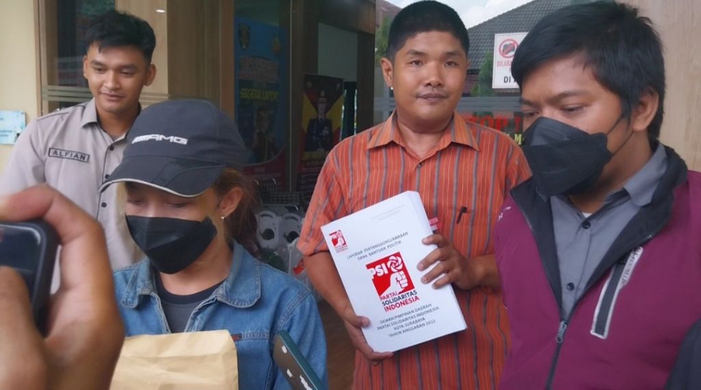 Tiga kader PSI Surabaya di SPKT Polda Jatim