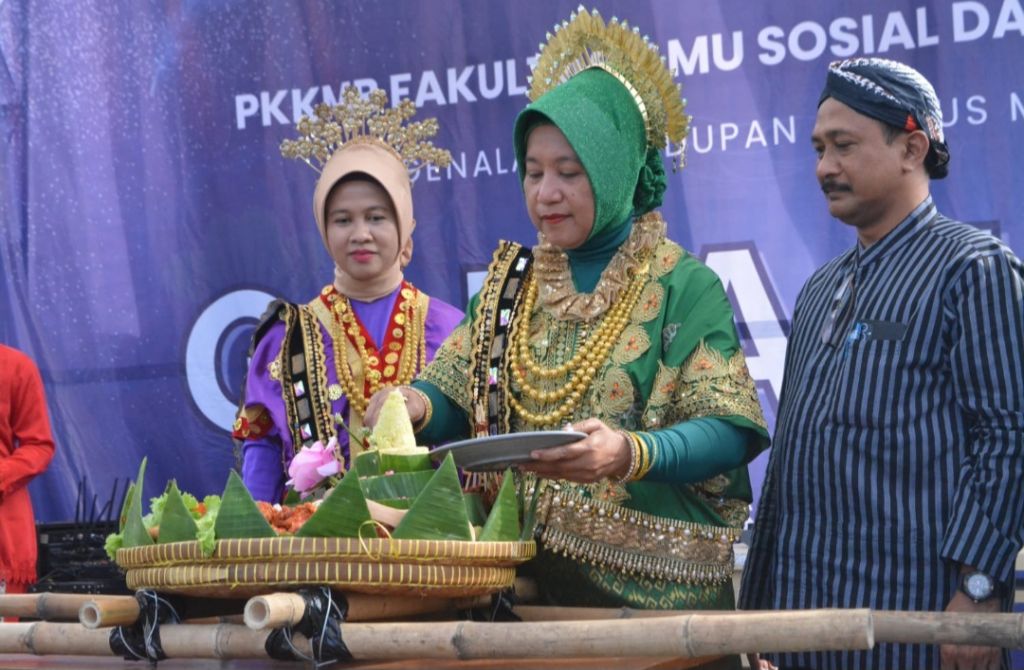Dekan Fisipol Unesa Surabaya (tengah) memotong tumpeng saat penutupan PKKMB
