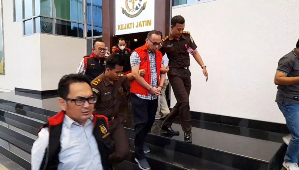 Mantan Dirut PT INKA digiring ke rumah tahanan cabang Kejati Jatim.