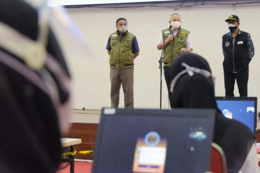 Sekretaris Daerah (Sekda) Provinsi Jawa Barat (Jabar) Setiawan Wangsaatmaja secara resmi membuka Seleksi Kompetensi Dasar (SKD) Calon Pegawai Negeri Sipil (CPNS) Pemda Provinsi Jabar di Gelanggang Olahraga Arcamanik, Kota Bandung, Selasa (14/9/2021). 