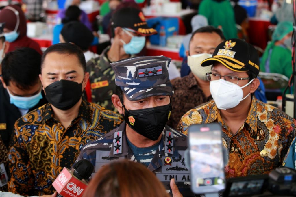 Pangkoarmada II Laksamana Muda TNI Iwan Isnurwanto bersama Wali Kota Surabaya, Eri Cahyadi 