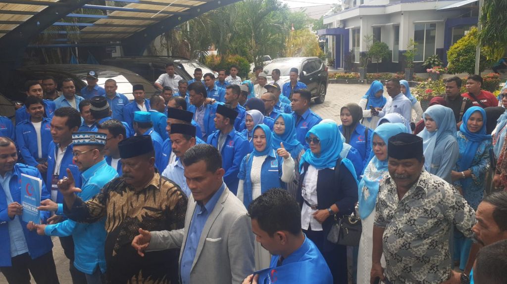 Pengurus DPP Partai Soliditas Independen Rakyat Aceh (SIRA), Menuju ke Kantor Komisi Independen Pemilihan (KIP) Provinsi Aceh , (Sabtu 13/8/22)