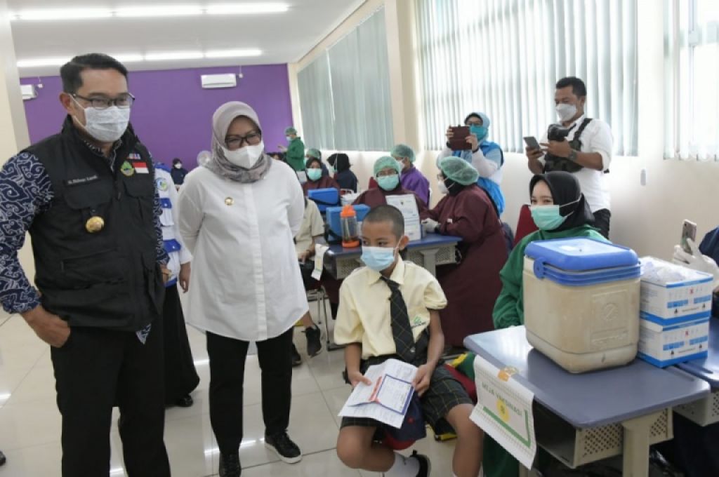 Gubernur Jawa Barat Ridwan Kamil meninjau pelaksanaan vaksinasi massal COVID-19 dengan 10.000 dosis di Jonggol, Kabupaten Bogor.
