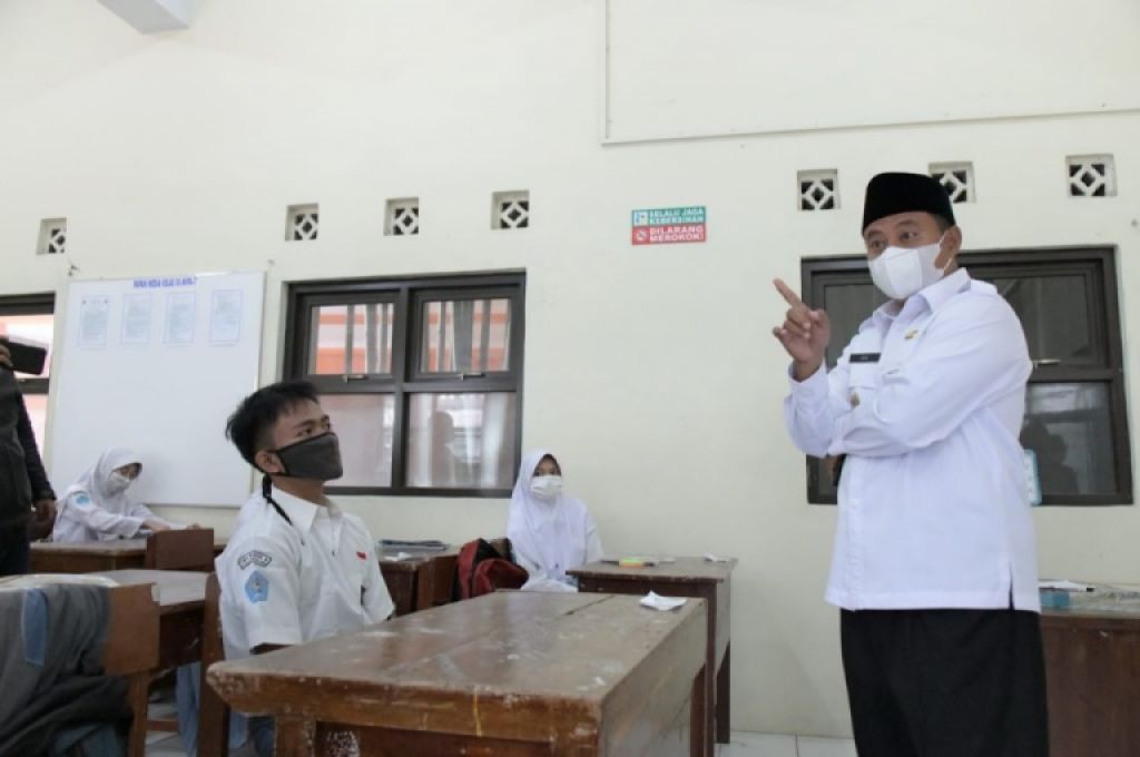 Wakil Gubernur (Wagub) Jawa Barat (Jabar) Uu Ruzhanul Ulum meninjau pelaksanaan pembelajaran tatap muka (PTM) secara terbatas di SMA Negeri 10, SMA Negeri 4, dan SMA Negeri 5 Kota Tasikmalaya