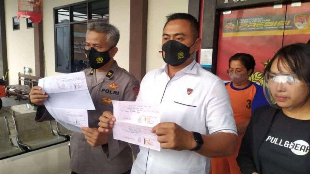 Kasatreskrim Polres Jombang,AKP Teguh Setiawan menunjukkan barang bukti kwitansi dari para korban, Rabu (30/3/2022).
