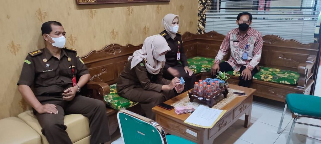 Salah satu saksi, Tarmiyono mengembalikan uang ke JPU.