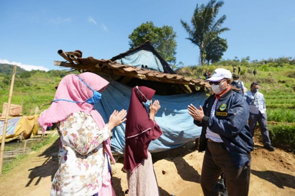 Wakil Gubernur (Wagub) Jawa Barat (Jabar) Uu Ruzhanul Ulum meninjau dan menyerahkan bantuan perbaikan rumah tidak layak huni (rutilahu) kepada salah satu warga Desa Sidaraja, Kabupaten Majalengka, Kamis (12/8/2021).