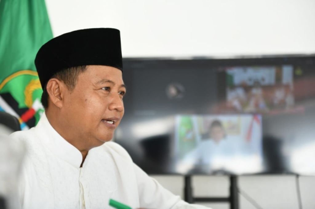 Wakil Gubernur Jawa Barat Uu Ruzhanul Ulum menyaksikan prosesi penobatan atau Jumenengan Pangeran Handi Raja Keprabon Cirebon, Senin (23/8/2021).
