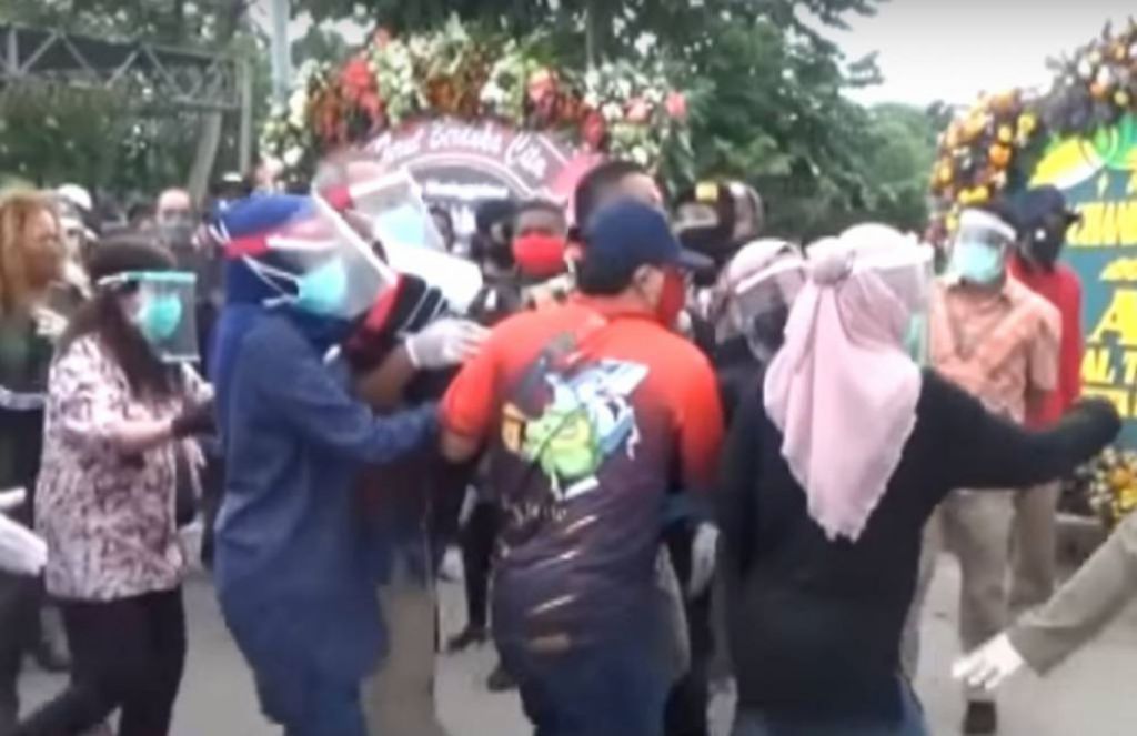 Walikota Surabaya Tri Rismaharini dibopog oleh petugas (sunber: capture video youtube)