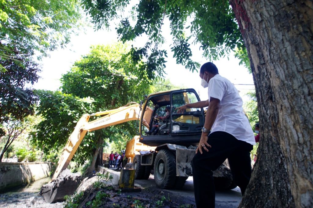 Wakil Wali Kota Surabaya, Armuji saat proses pengerukan gorong - gorong