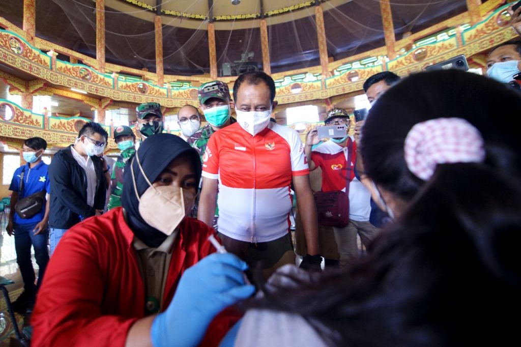 Wakil Wali Kota Surabaya, Armuji saat meninjau pelaksanaan vaksinasi Covid-19 